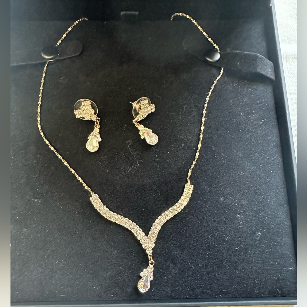 Gold tone bridal set